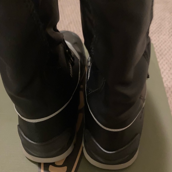 Size 5 Brand new Keen boots.
